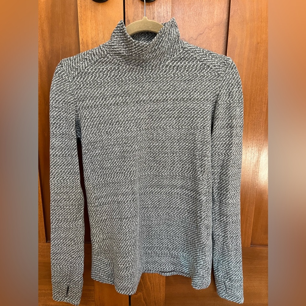 Lululemon grey and white turtleneck women’s size 4